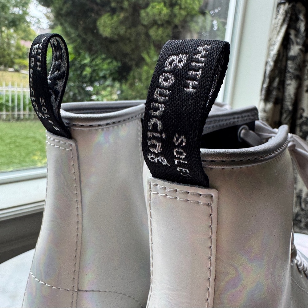 NWOB 🦄Iridescent rainbow Doc Martens! - Picture 7 of 15